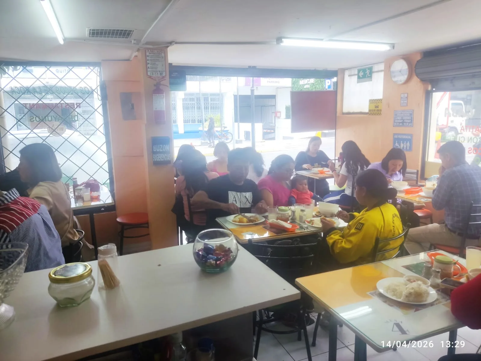 Clientes almorzando en Los Secos de la Roca