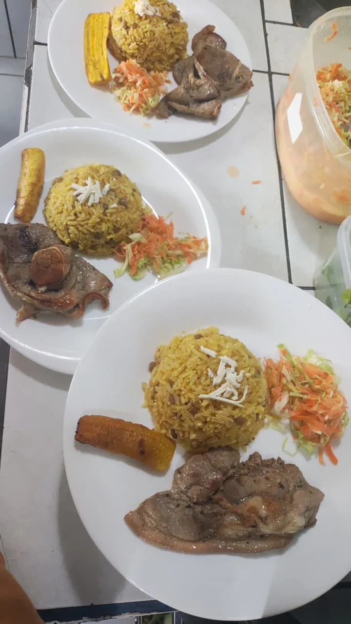 Platos del día preparados en la cocina de Los Secos de la Roca