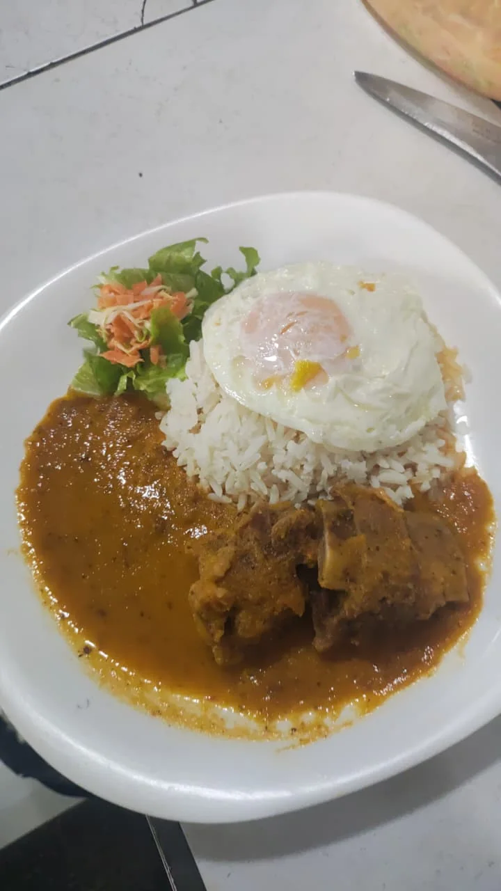 Almuerzo del día con arroz, huevo, ensalada y seco