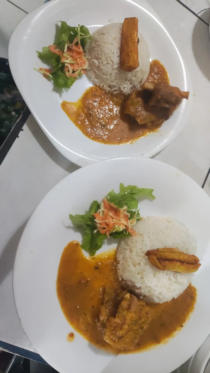 Almuerzos servidos con arroz, ensalada, maduro y preparación casera