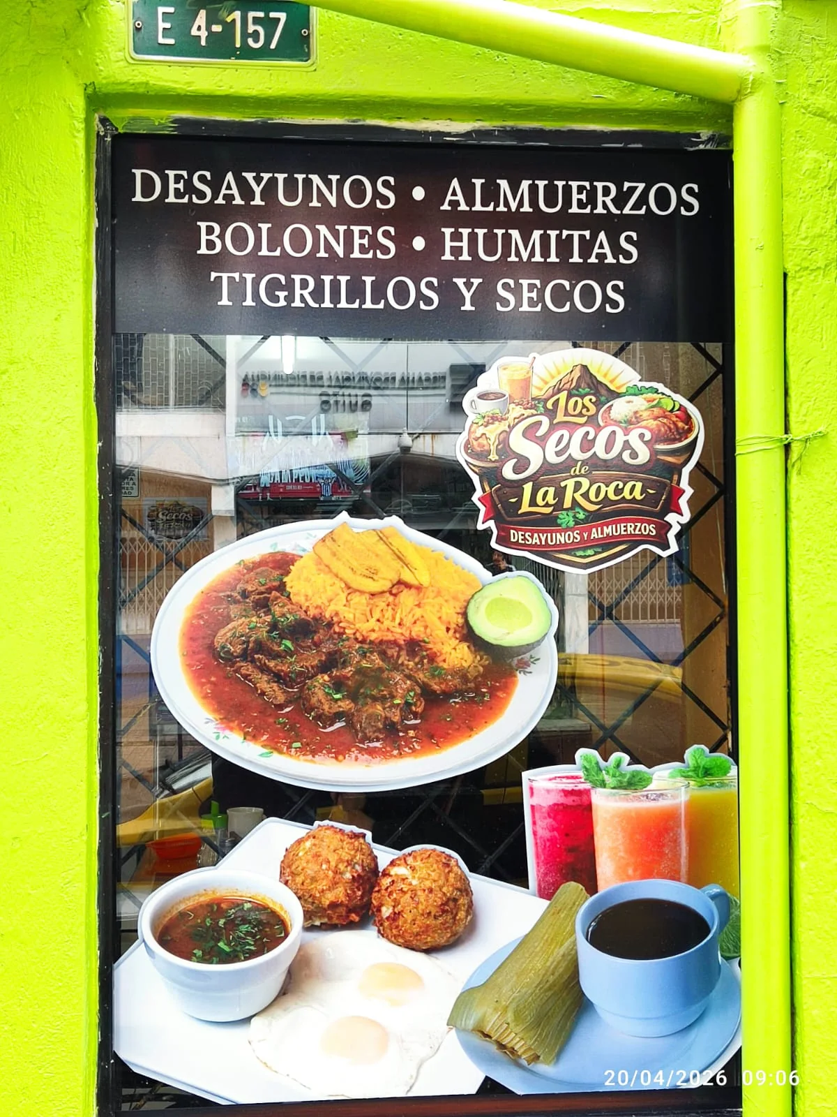 Vitrina del restaurante con desayunos y almuerzos